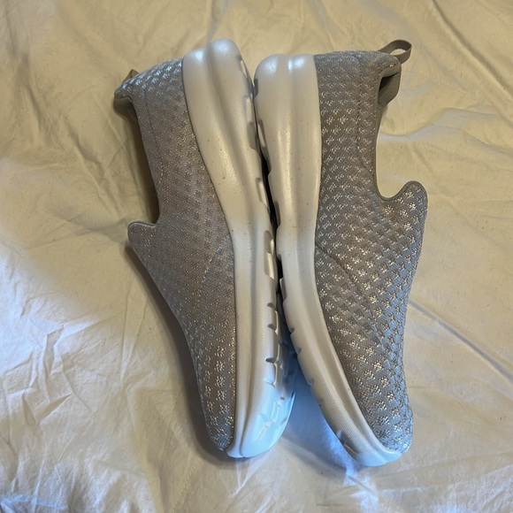 Skechers - never worn - Picture 4 of 4